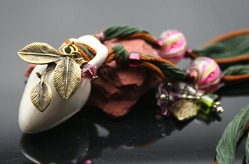 brass leaves amphora necklace