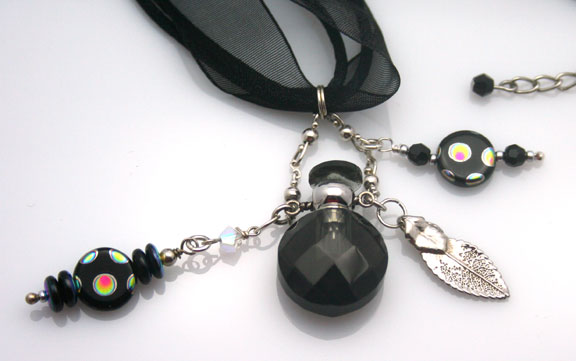 Aromatherapy Necklace: Elegant Black Crystal