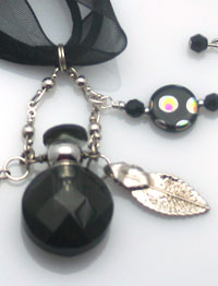 Aromatic jewelry for essential oils