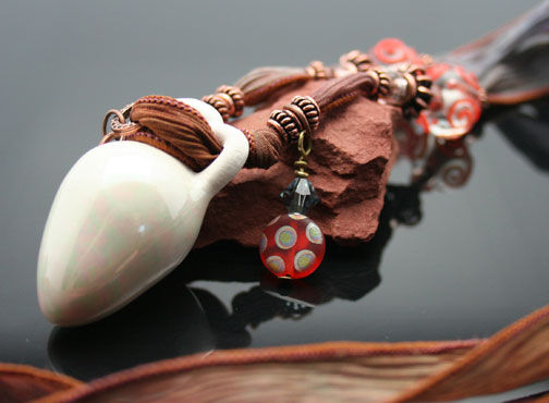 Aromatherapy amphora with copper and Czech beads
